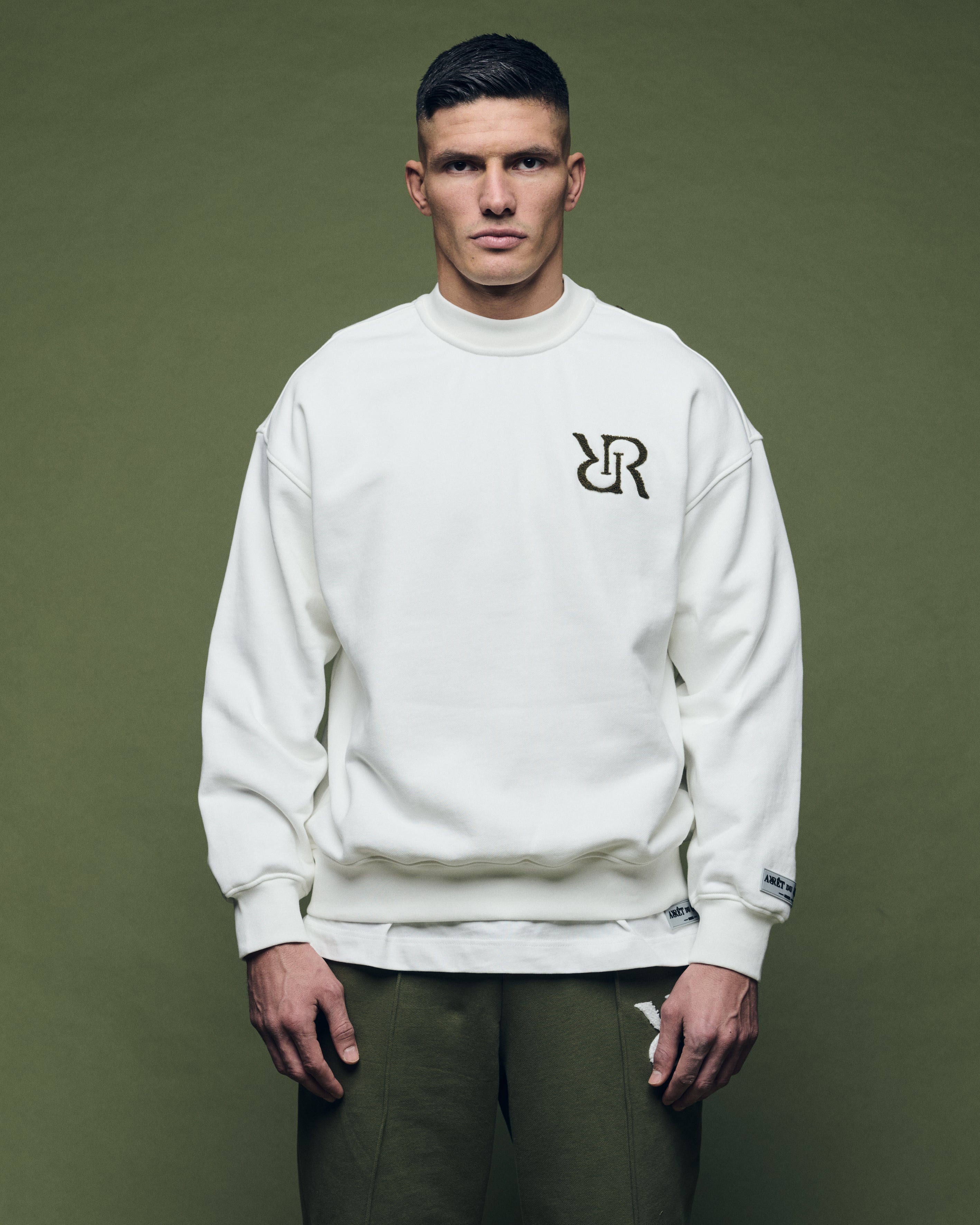Pull ras du cou blanc cassé olive
