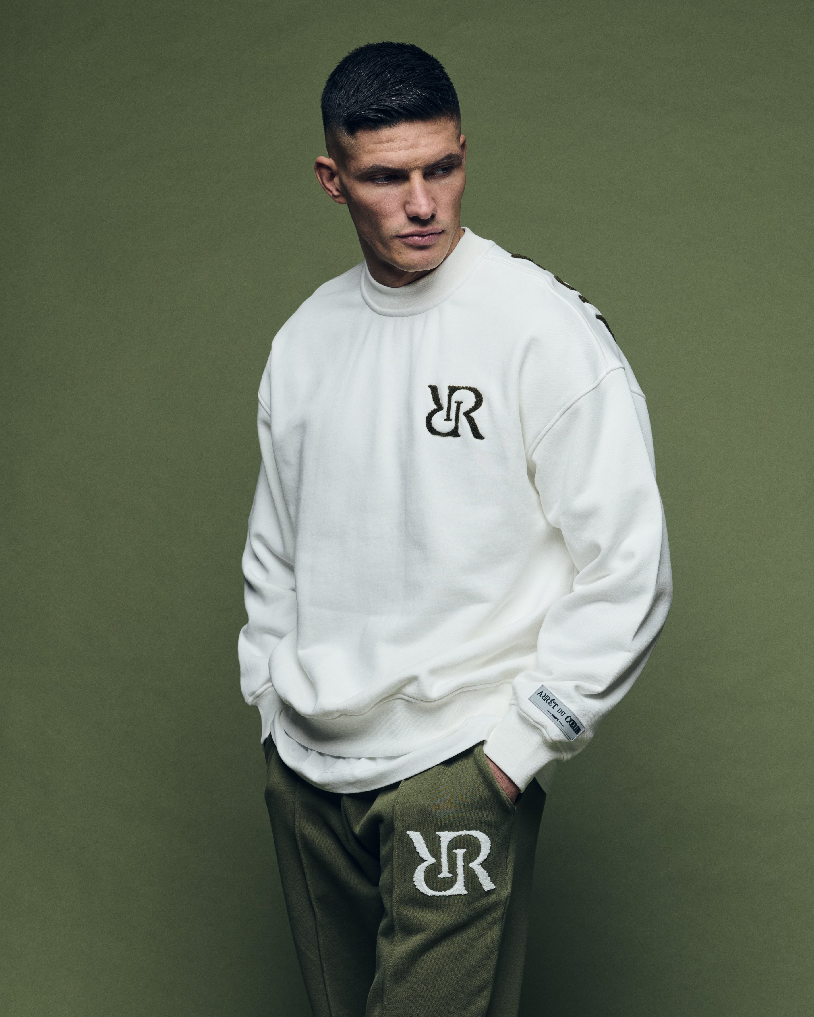 Pull ras du cou blanc cassé olive