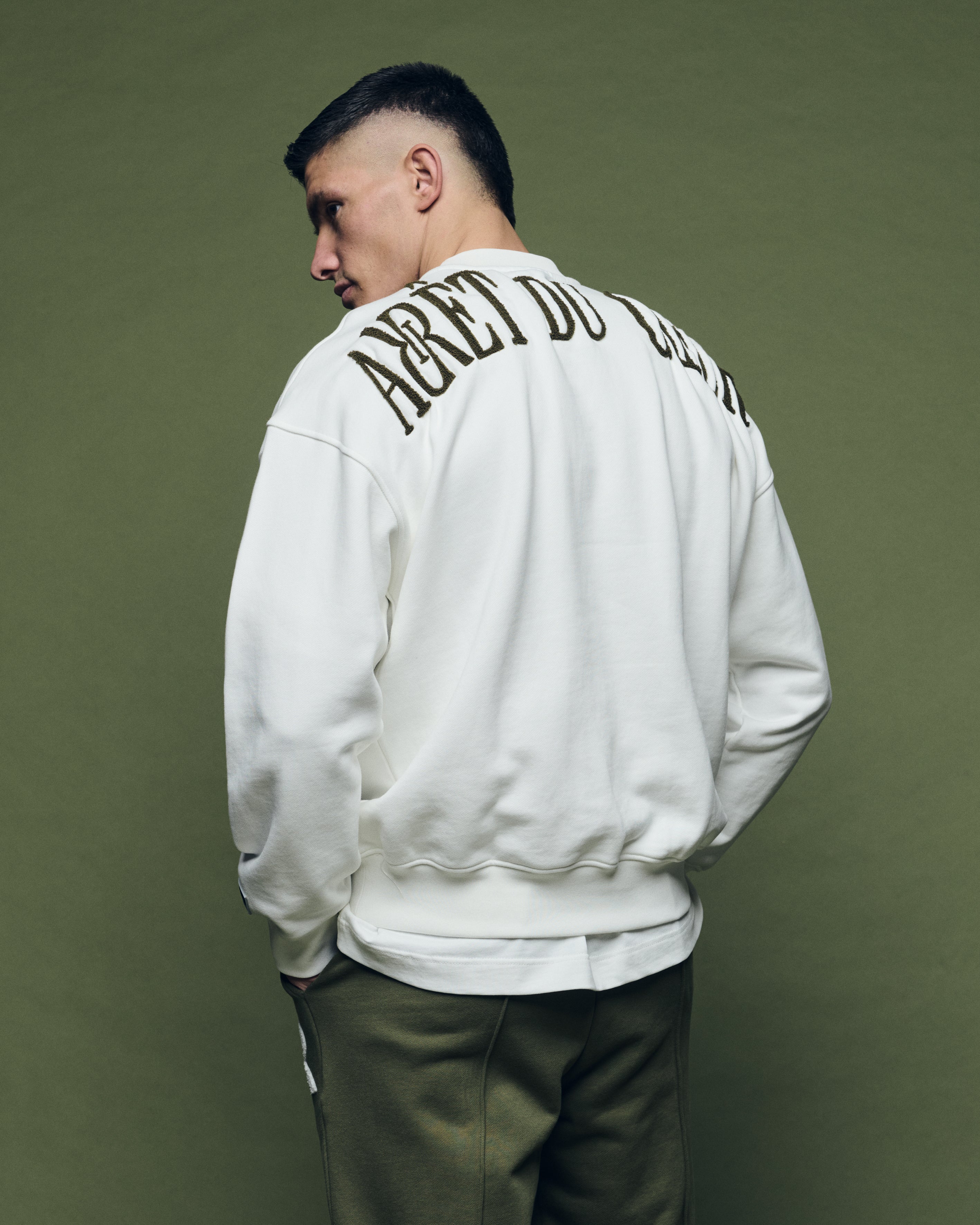 Pull ras du cou blanc cassé olive