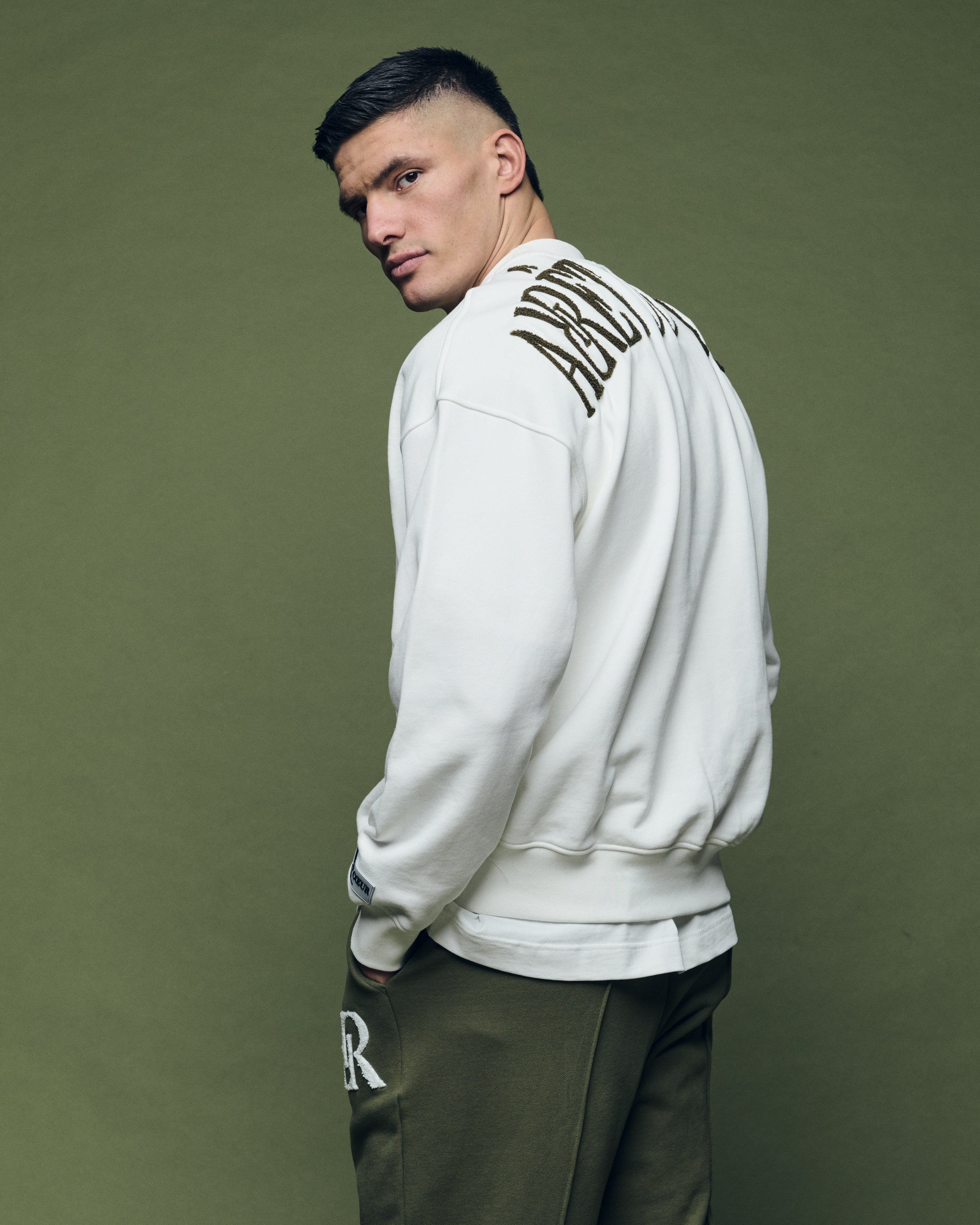 Pull ras du cou blanc cassé olive