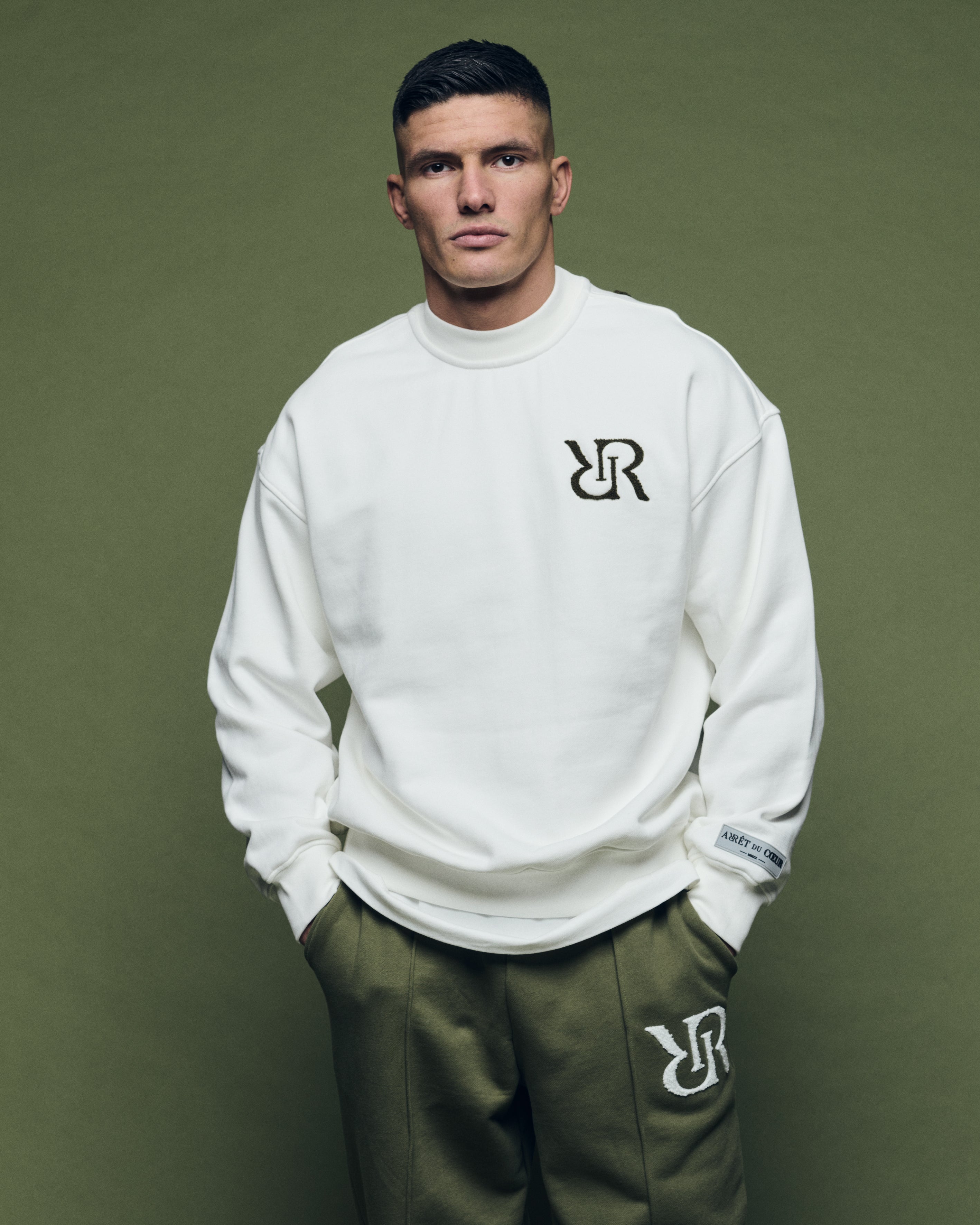 Pull ras du cou blanc cassé olive