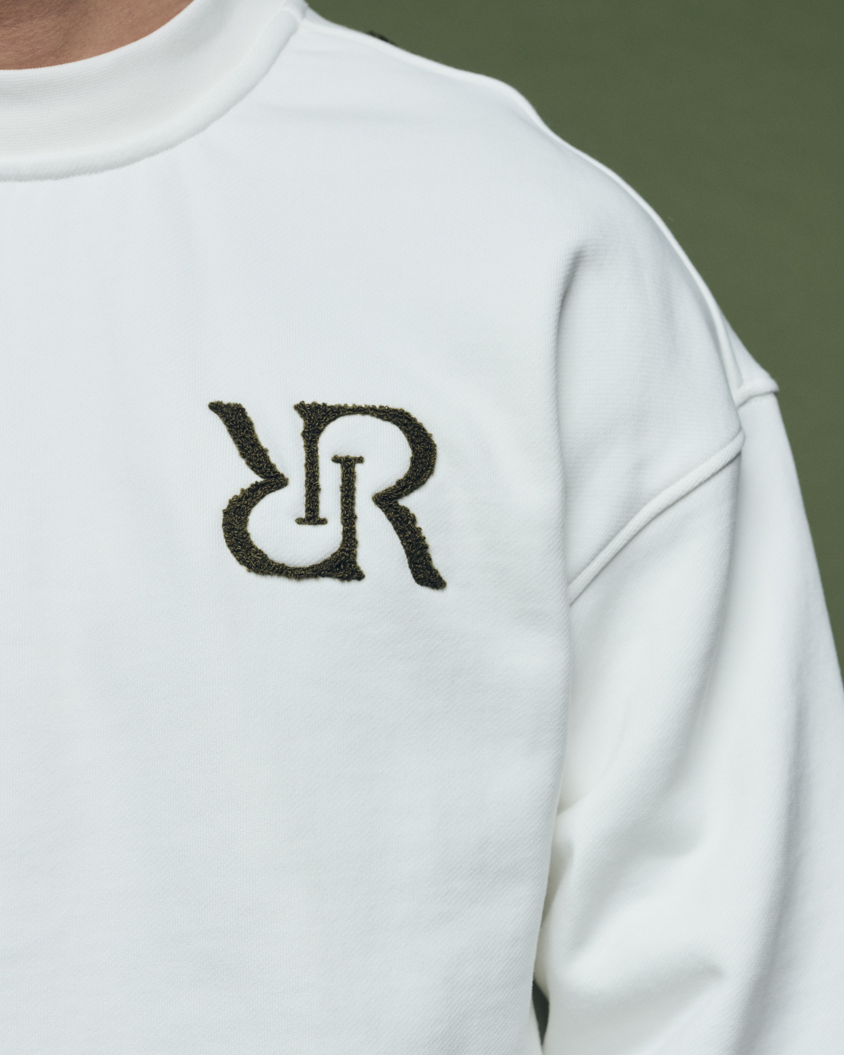 Pull ras du cou blanc cassé olive
