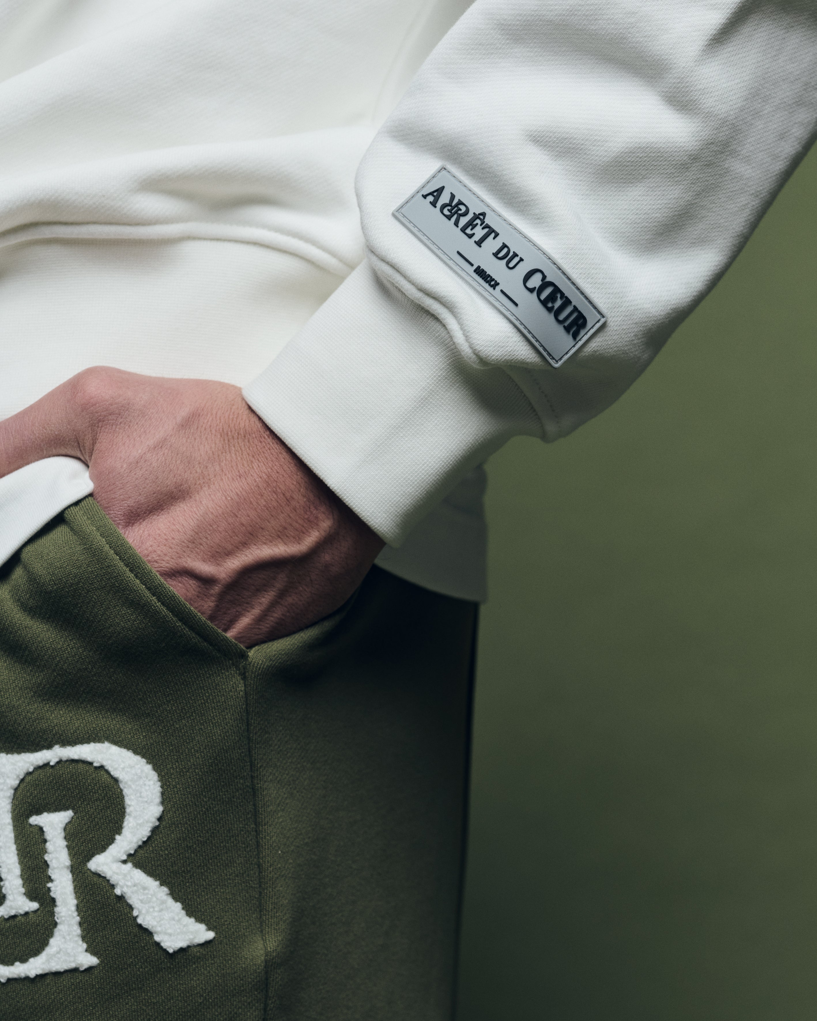 Pull ras du cou blanc cassé olive
